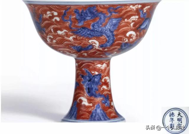 中国景徳鎮。大明成化底款，年代不明(清晚期 缠蓮枝双喜撇口瓶？ ) 。緣起物。 中国景徳鎮。大明成化底款，年代不明(清晚期 缠蓮枝